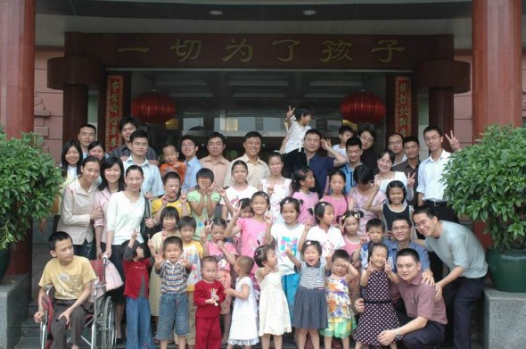 送温暖 献真情——市检察院团支部到市儿童福利院探望孤儿弃婴
