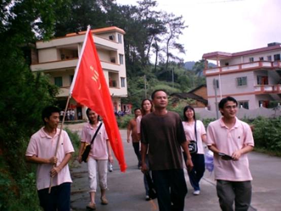 肇庆学院大学生为信息直通车加油