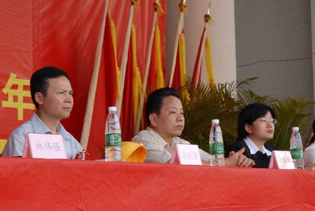团市委书记周崇凝,区委书记张泽华,区长李耿坚出席大会