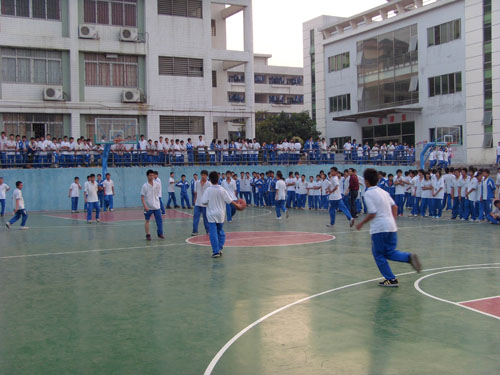 东莞市大岭山新风中学团委举行初二年级篮球赛