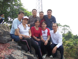 化州市桔城中学团委组织学生干部进行登山活动