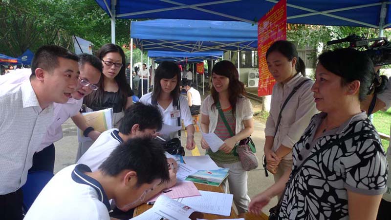 肇庆招聘会_肇庆09年第一期人才招聘会现场(5)