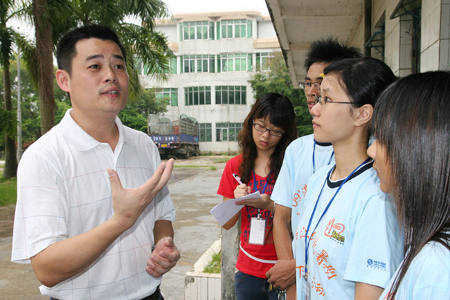 湛江师范学院校团委李粤书记今天冒雨走访化学