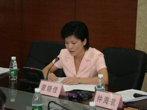 图5,市委常委杨青(中)为新当选主席曾晓佳(右,常务副主席王维斌颁发