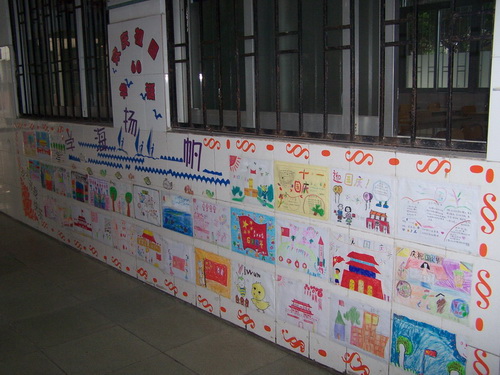 珠海市香洲区侨光小学创新德育渠道:倾心打造班级文化墙; 校园走廊