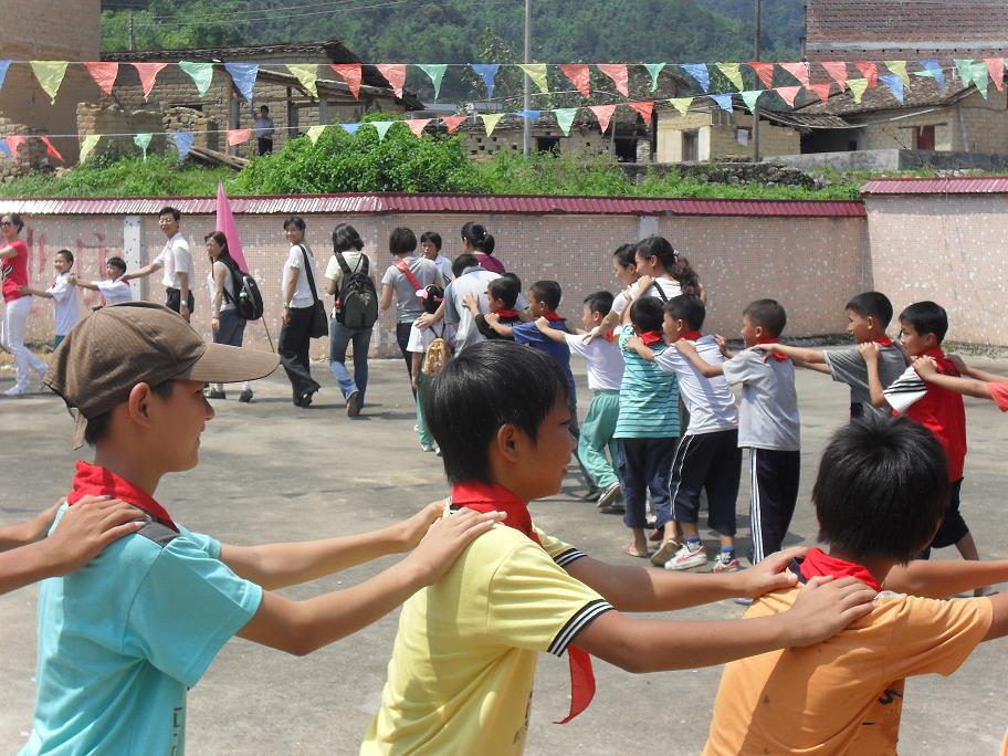 广宁留守儿童与广州东风东路小学生"手拉手"共聚"希望家园"
