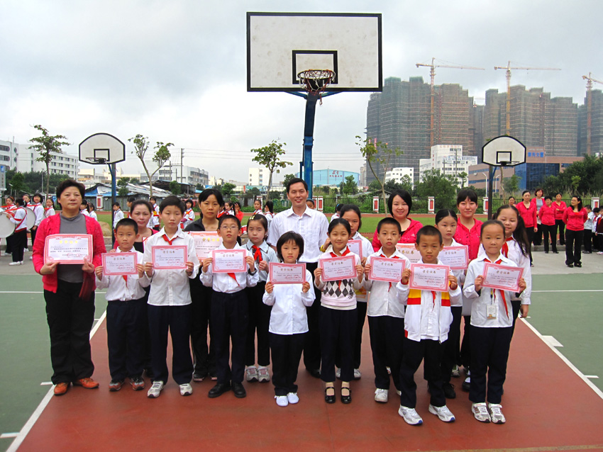 由珠海市团委、珠海市少工委联合举办的珠海市小学生第十六届硬笔书法比赛,他们在比赛前经过了认真的准备,刻苦的训练,在比赛中脱颖而出,共有27名同学获得了奖项,占全珠海市参赛小选手的20%左右,其中,有三名校选手还获得了三、四年级组的一等奖,为我校赢得了团体二等奖的优异成绩!