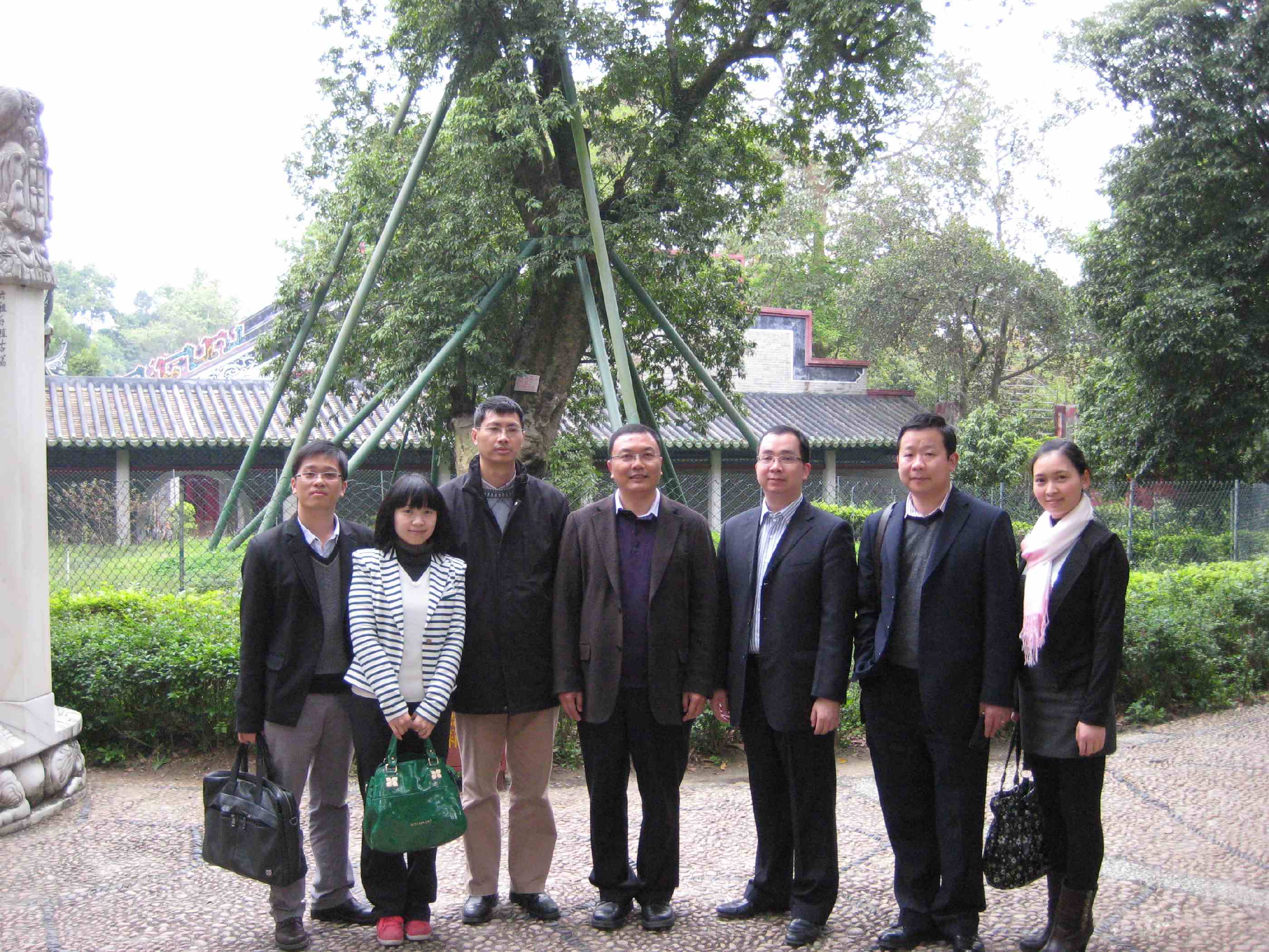 南海东软信息技术学院院长杨利带队到团新兴县