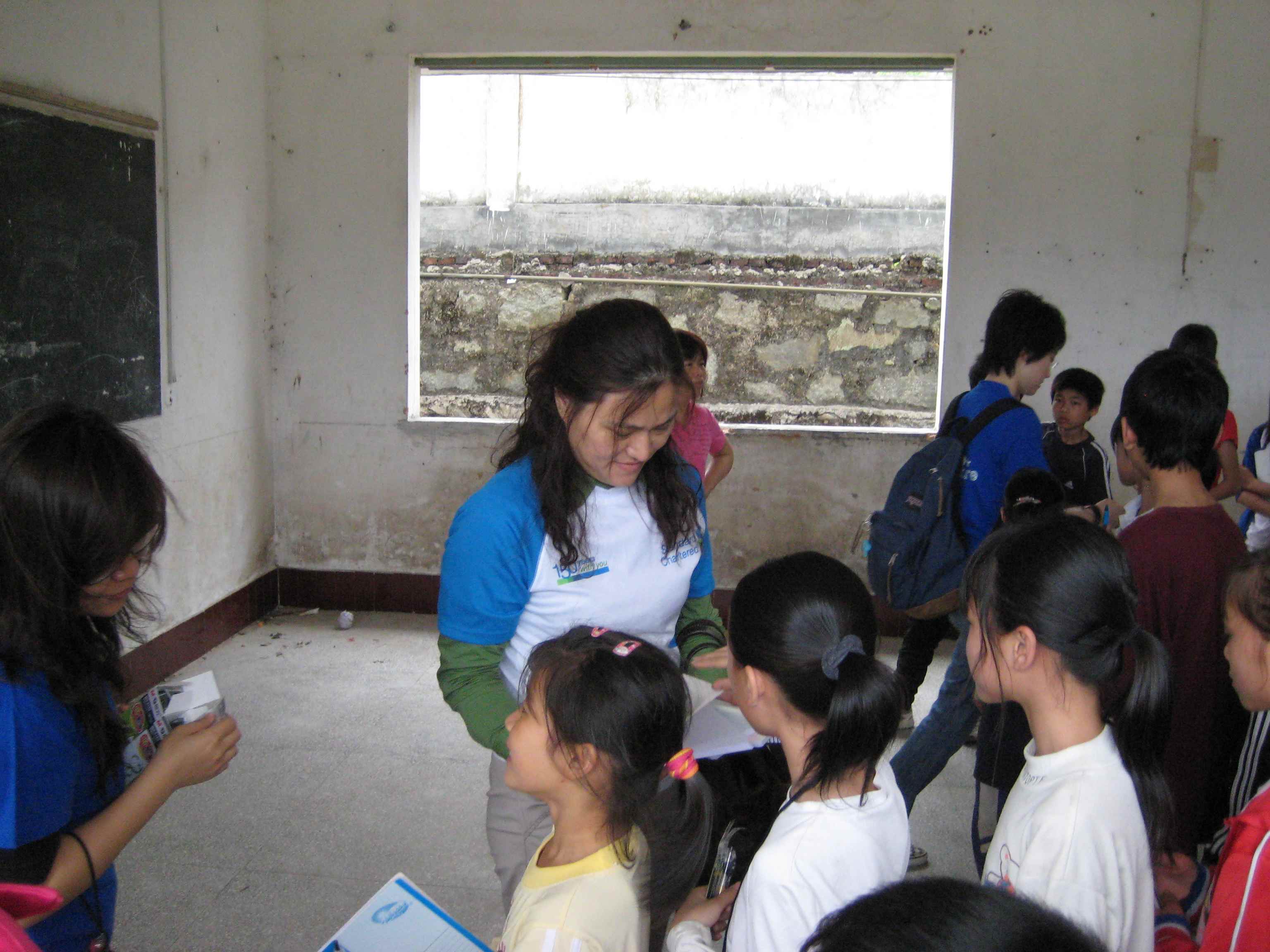 渣打银行深圳分行到新兴县开展慰问贫困学生活