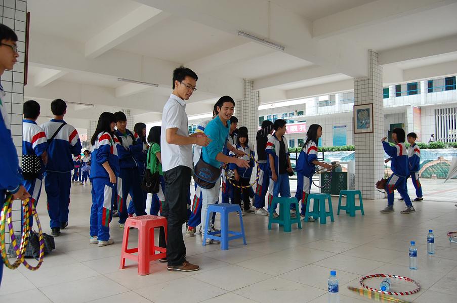 广宁中学团委举行青年节游园活动