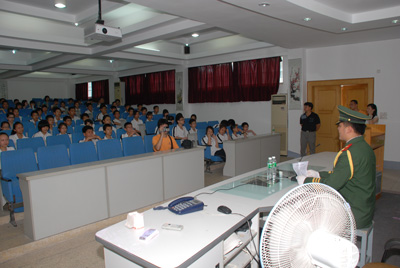 汕头市开展永远跟党走,国旗在心中--市青少年