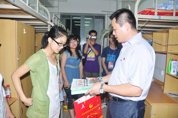 湛江师院团委李粤书记一行深入新生宿舍看望新