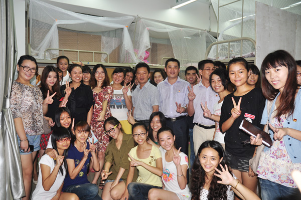 湛江师院团委李粤书记一行深入新生宿舍看望新