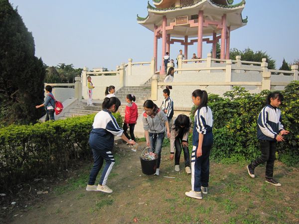 饶平县钱东中学志愿者开展学雷锋活动