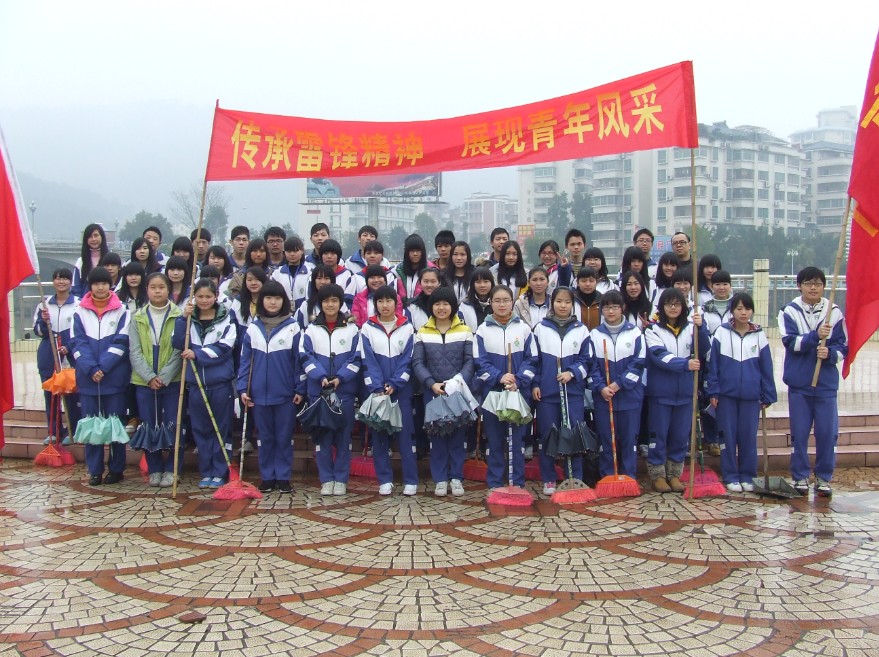 传承雷锋精神展现仁化中学风采