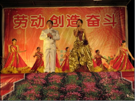 团翁源县委联合举办庆五一 迎五四文艺晚会