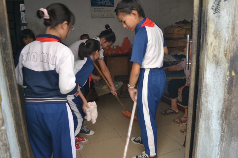 江门市江海区新民小学开展重阳节慰问老人活动