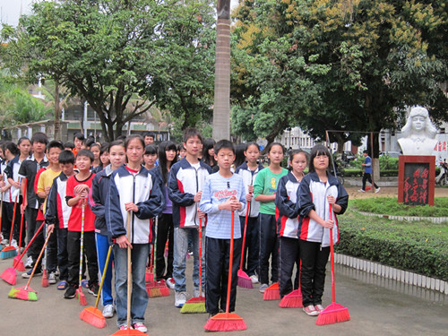 黄岭中学开展清洁家园志愿行动