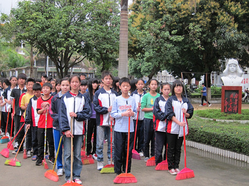 黄岭中学开展清洁家园志愿行动