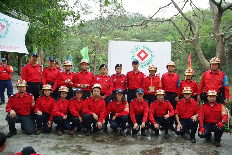 广东青基会副秘书长、广东救援辅助队总监刘扬为队员授勋并合影