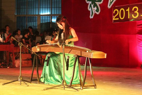 化州市实验中学举行2013年五四文艺晚会暨英