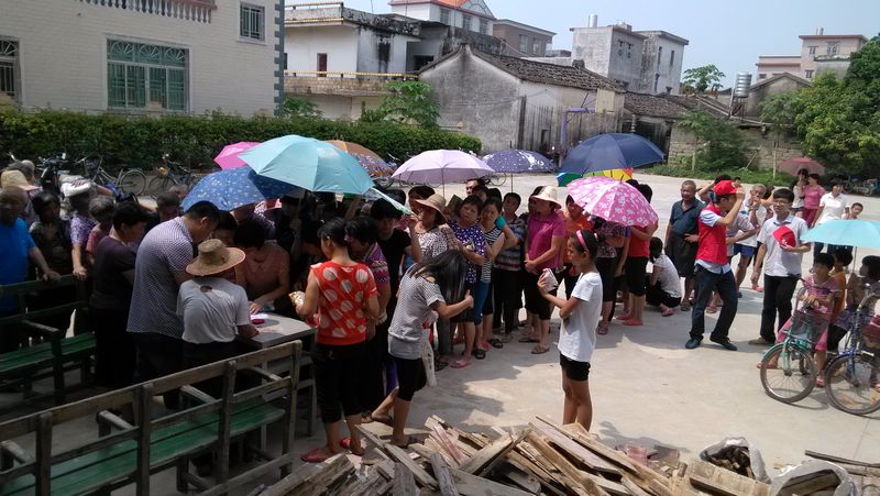 8月29日,共青团揭阳市揭西县委组织一批志愿者深入到龙潭镇井下村开展