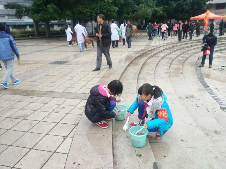 极地参与到志愿者活动中来,感受到帮助别人,快乐
