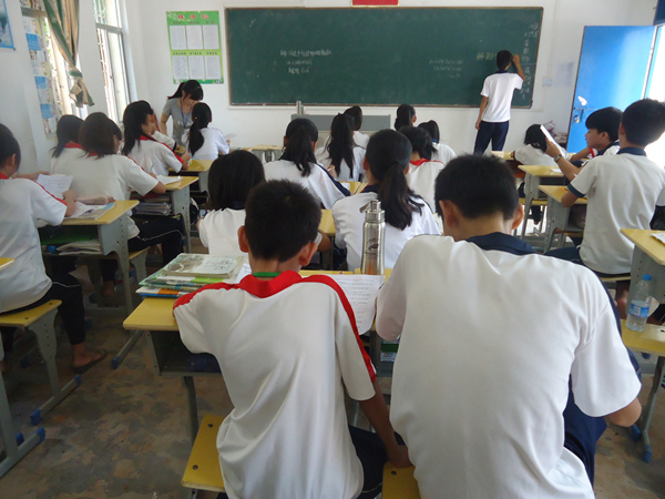 学生们认真上课