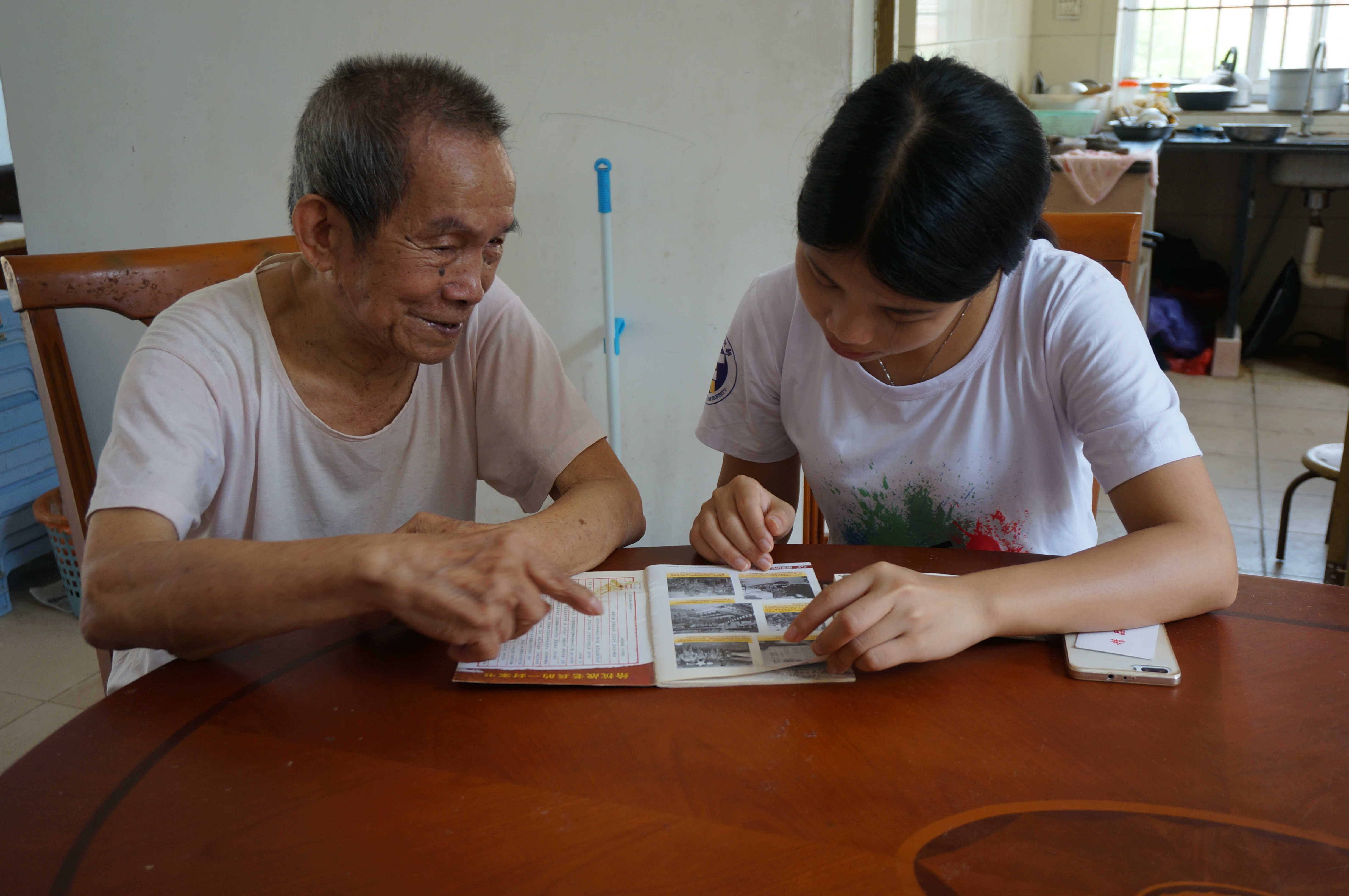 铭记七七事变,善待抗战老兵 悠悠岁月、悲欢离合,战火纷飞、硝烟弥漫,尸横遍野、民族危机,生死离别、警世恒言。为捍卫国家民族的独立和尊严,包括国民党抗战老兵在内的所有抗战士兵,都曾在抵御日本侵略战争过程中舍生忘死、浴血奋战,他们为此所做出的历史功绩,有目共睹、值得我们永远铭记。 7月7日上午十点,在一段辗转的乡间小路后,我们终于来到吴茂生老人的家中。知道我们要来拜访,吴老先生两口子早已在家中等候。进门后,吴老先生朴素的服装以及笑容可掬的模样一时给我们亲人的感觉。 在一段寒暄后,吴老先生开始讲述他的抗战
