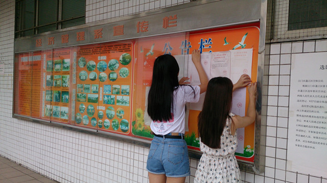 开学季来临,为了营造一种温馨、和谐与舒适的校园氛围,让2016级新生深切感受到江门职业技术学院这个大家庭的温暖和关怀。近日,在学校各部门指导下,经济管理系开展了各项迎新准备工作,落实了详细的迎新方案,工作人员进行明确分工。在迎新期间,将接待、引导、服务、生活、管理、教育等方面全部落到实处,全力做好各项迎新工作,让每一位新生感受到江门职业技术学院大家庭的温暖。 提早策划, 全面到位 开学之前,经济管理系召开新入职班主任培训、新生班主任会议、新生班助培训、迎新志愿者培训,强调在新生报到期间,一定要事无巨细,认