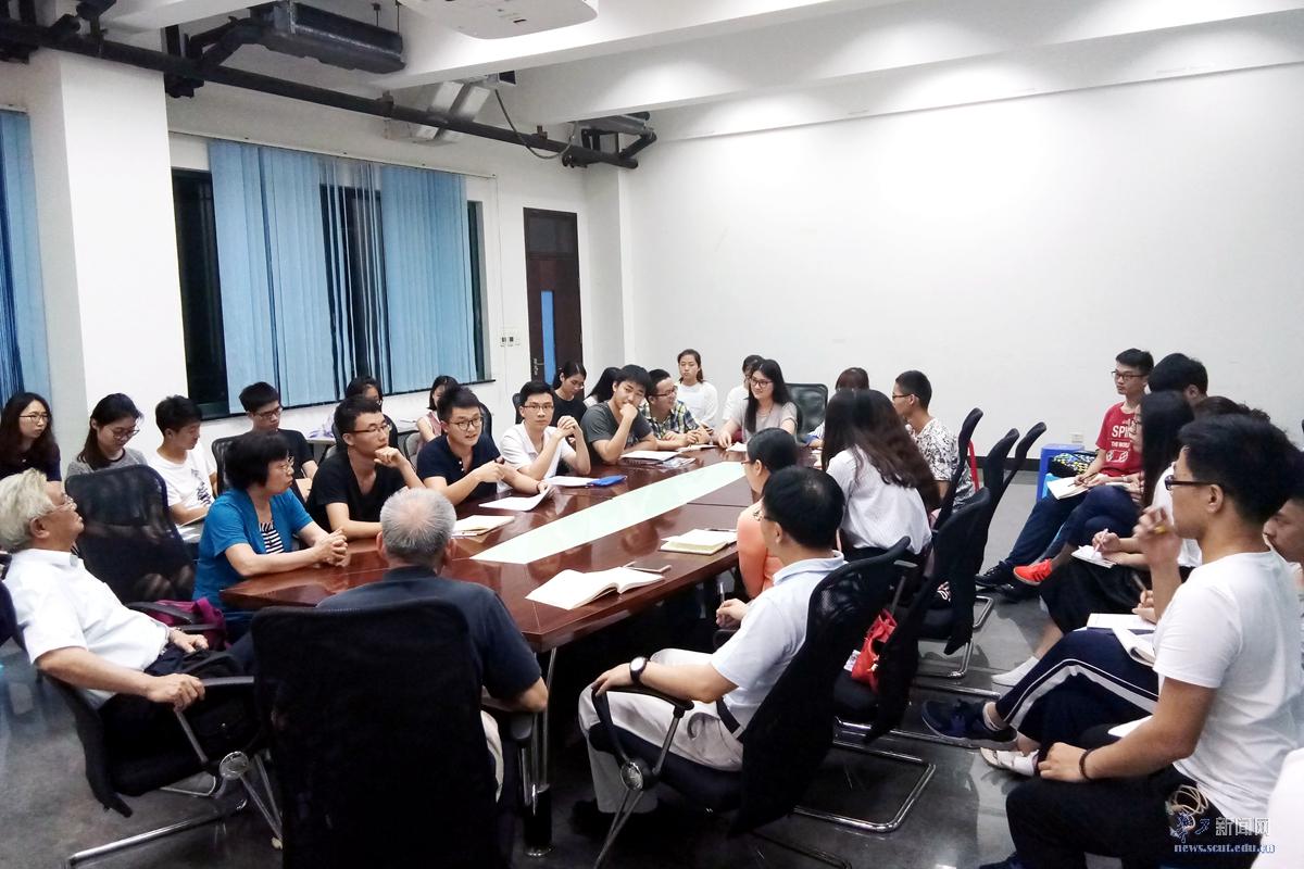 张国莉,潘碧章出席讨论会,学生党员代表约30人参加,会议围绕当前广受