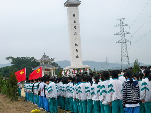 台山都斛中学组织学生到爱国主义教育基地缅怀