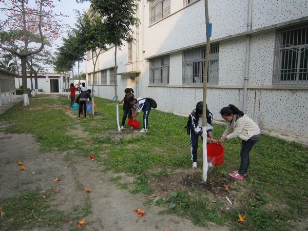 三月学雷锋 --饶平县钱东中学志愿者在行动
