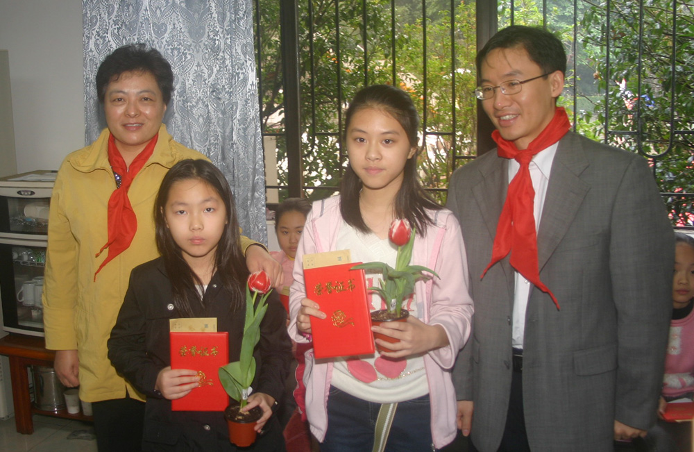 种花悟人生 义卖献爱心--少儿郁金香种植大赛颁奖暨义卖活动在雕塑公园举行