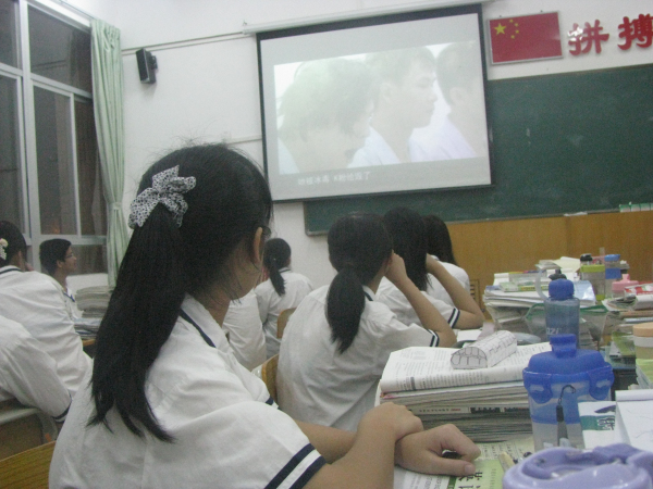 阳东二中师生观看《大爱化春风》营造防毒、拒