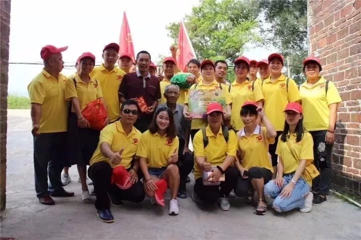 梁小静在用自己的实际行动支持公益事业.