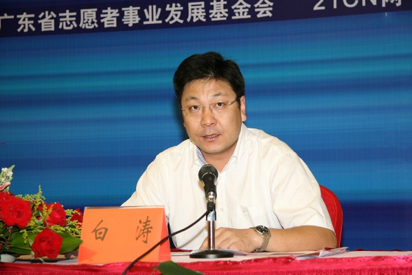 团省委副书记白涛在仪式上讲话