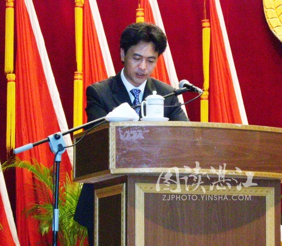 (团市委林海武书记在开幕式上作工作报告)