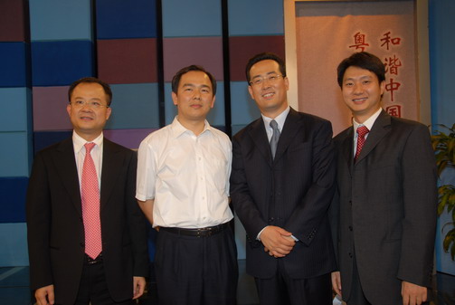 高峰论坛后与央视主持人曲向东合影省中小企业局局长刘焕泉,团省委副