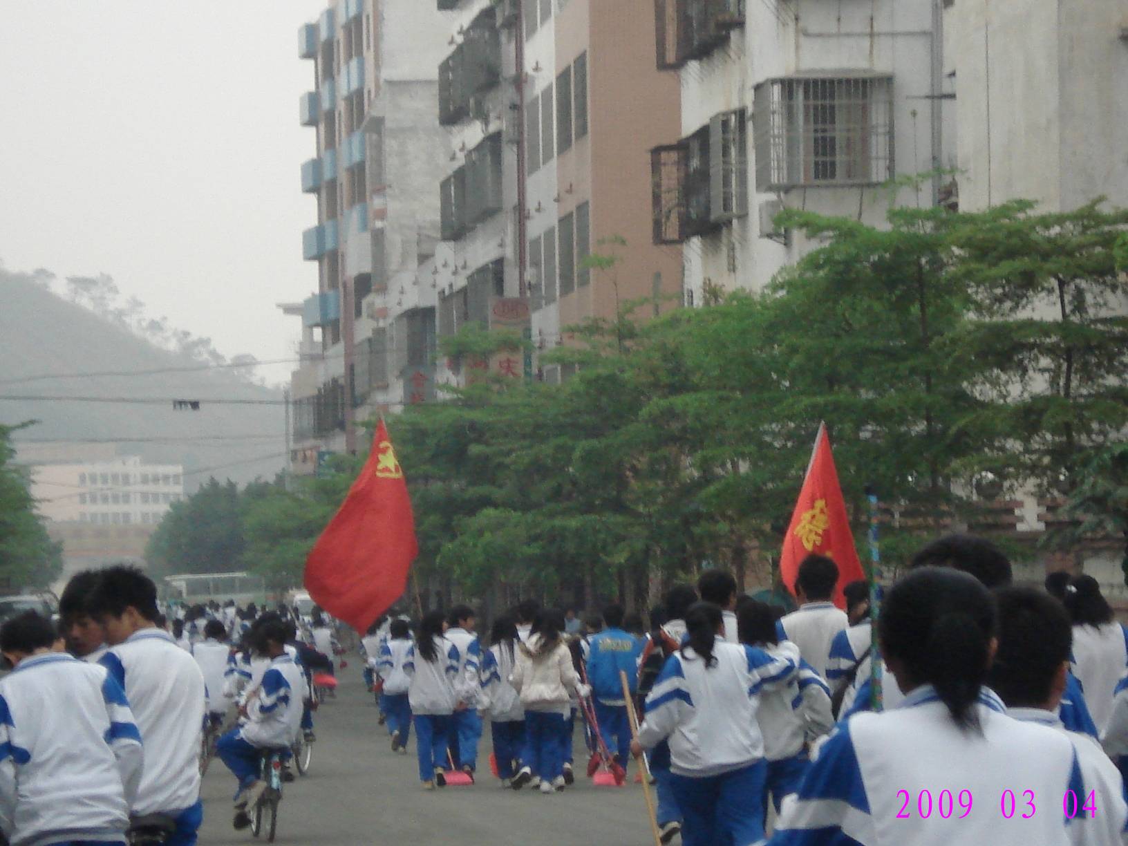 雷锋精神在德庆二中校园闪光