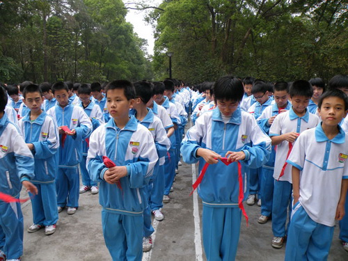 缅怀先烈珍惜今天台山新宁中学组织学生到烈士陵园进行缅怀先烈活动