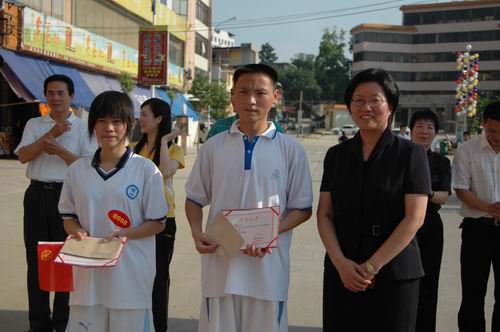乐昌市人大常委会副主任杨剑云同志为获得第三名的选手( 城关中学  谢