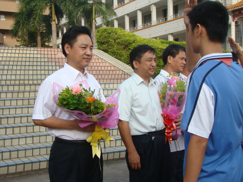 珠海市香洲区前山中学举行敬师活动