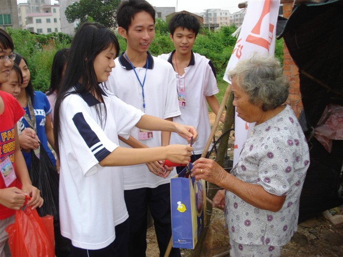 团电白县委基层活动之电白县实验中学志愿者庆祝建国60周年活动