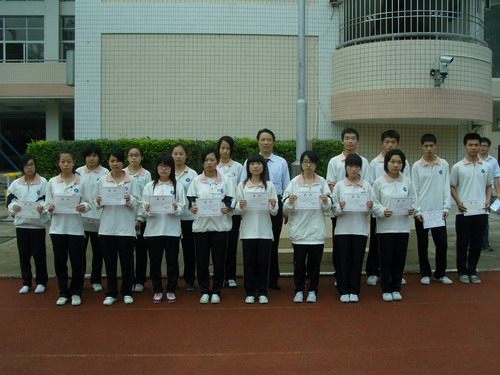 龙湖区锦泰中学团委举行纪念五四运动91周年新团员入团宣誓暨表彰大会