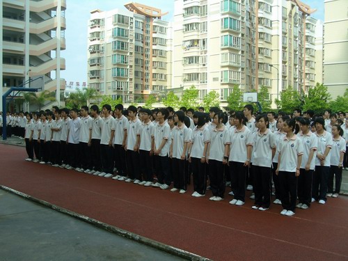 龙湖区锦泰中学团委举行纪念"五四"运动91周年,新团员入团宣誓暨表彰
