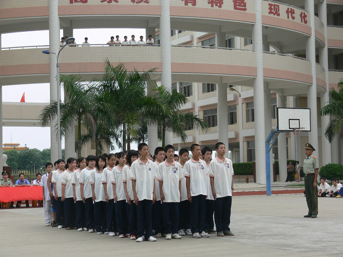 锦泰中学2010级新生军训军风正气洗礼青春