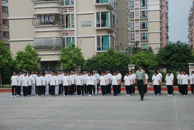 锦泰中学2010级新生军训军风正气洗礼青春