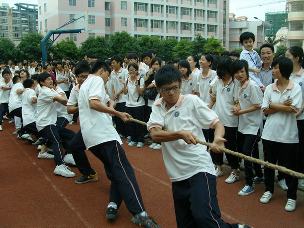 锦泰中学举行为祖国加油班际拔河比赛