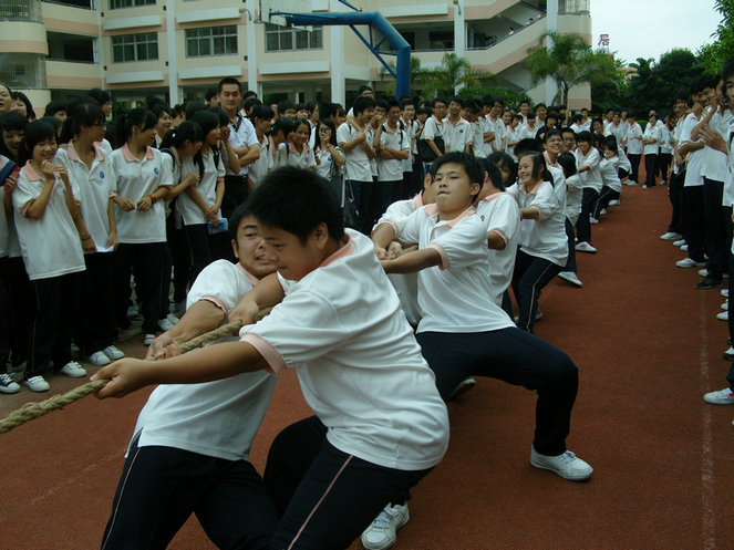 锦泰中学举行为祖国加油班际拔河比赛
